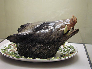 Pastetenterrine in Form eines Eberkopfs. Schloss Favorite, Rastatt