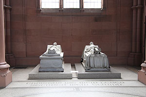 Großherzogliche Grabkapelle Karlsruhe, Grabdenkmäler des Großherzogs Friedrich I. und seiner Gemahlin Luise in der Seitenkapelle. Foto: kulturer.be