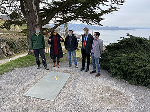 Nach der Setzung des Napoleongrabs auf dem Arenenberg (v.l.): Daniel Brogle, Betriebsleiter der Arenenberger Gärtnerei, Christina Egli, stv. Direktorin des Napoleonmuseums, Steinmetz Urs Traber, Dominik Gügel, Direktor des Napoleonmuseums und Peter Zadravec, Leiter Servicecenter Arenenberg. Bild: pr2