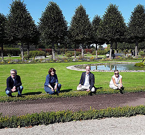 Prof. Dr. Hartmut Troll (Leiter Historische Gärten der Staatlichen Schlösser und Gärten Baden-Württemberg), Staatssekretärin Gisela Splett (Finanzministerium Baden-Württemberg), Frank Krawczyk (Leiter Bereich Kommunikation und Marketing der Staatlichen Schlösser und Gärten Baden-Württemberg), Sandra Moritz (Leiterin Schlossverwaltung Schwetzingen) bei der Aussaat von Feldsalat im Kreisparterre.