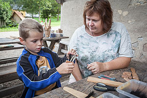 Haarige Angelegenheit: Vom 23. bis 25. August steht beim Sommerferienprogramm das Bürstenbinden auf dem Programm. Foto: Schwarzwälder Freilichtmuseum Vogtsbauernhof, Hans-Jörg Haas 