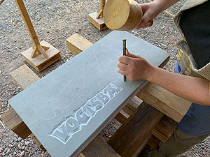 Handwerksvorführung Steinmetzin: Zahlreiche Kunsthandwerkerinnen und Kunsthandwerker wie die Steinmetzin Karin Läpple sind am Sonntag, den 13. Juni, im Schwarzwälder Freilichtmuseum Vogtsbauernhof in Gutach zu Gast. Foto: Karin Läpple