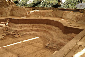 Römische Badruine, Badebecken mit Sitzstufen. Foto: kulturer.be