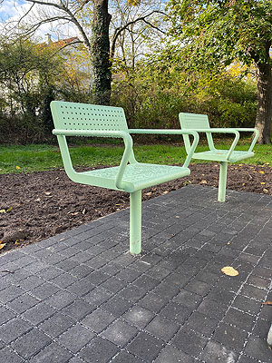 Sitzgruppe aus drei Einzelsitzen (der dritte, links, nicht im Bild). Foto: Karin Seeber, ssg