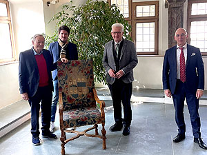 Kloster Heilgkreuztal: Bei der Übergabe des Stuhls: (von links nach rechts): Viktor Grasselli (Schenker), Dr. Christian Grasselli (Sohn des Schenkers), Ministerpräsident Winfried Kretschmann, Michael Hörrmann (Geschäftsführer der Staatlichen Schlösser und Gärten Baden-Württemberg). Foto: Dr. Moritz Lange