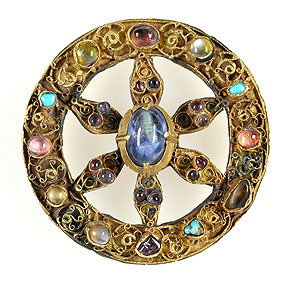 Sogenannte Speichenradfibel, die aus stilistischen Gründen wahrscheinlich Erzbischof Siegfried III. von Eppstein zugeordnet werden kann. Foto: © GDKE, Landesmuseum Mainz (Ursula Rudischer)