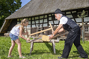 Zimmererhandwerk im Museumsdorf Kürnbach. Foto: Museumsdorf Kürnbach