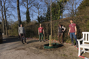 Links: Jürgen Köhler, wissenschaftlicher Berater und Gutachter zu Fachfragen der Baumschule, Mario Witzgall, Gartenmeister Schlossgarten Schwetzingen, Hanna Nimmenich, Arboristin, tätig im Bereich Historische Gärten der Staatlichen Schlösser und Gärten Baden-Württemberg, und Tobias Foerster, Gutachter zur Baum-Standortbewertung. Foto: Gerhard Raab, SSG.