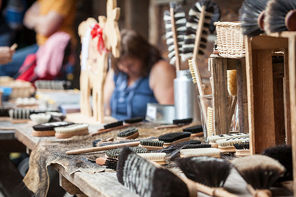 Workshop im Bürstenbinden: Dozentin Brigitte Rösch führt ihre Kursteilnehmer am 25. Juni beim Binden eines Handfegers an die traditionelle Handwerkskunst heran. Foto: Schwarzwälder Freilichtmuseum Vogtsbauernhof, Hans-Jörg Haas