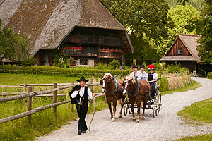 Das Motto des Jahresprogramms des Schwarzwälder Freilichtmuseums Vogtsbauernhof lautet in der Saison 2022 „Gute Reise“. Zahlreiche Veranstaltungen beleuchten die unterschiedlichsten Aspekte des Unterwegsseins. Foto: Schwarzwälder Freilichtmuseum Vogtsbauernhof, Michael Bode 