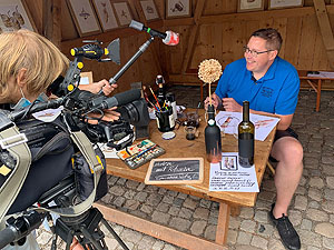 Laurent Bessot: Der Künstler Laurent Bessot aus dem Elsass malt mit Wein und Bier und ist beim Thementag „Wein“ am 21. August zu Gast im Freilichtmuseum Vogtsbauernhof. Foto: Schwarzwälder Freilichtmuseum Vogtsbauernhof