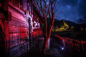 Stimmungsvoll beleuchtetes Ambiente: Am dritten Adventswochenende, vom 9. bis zum 11. Dezember, findet vor der einmaligen Kulisse der historischen Schwarzwaldhöfe erstmals das Weihnachtsdorf im Freilichtmuseum Vogtsbauernhof statt. Foto: Schwarzwälder Freilichtmuseum Vogtsbauernhof, Hans-Jörg Haas 