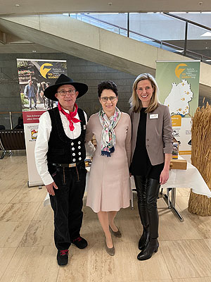 Vogtsbauernhof im Landtag: Am 9. März 2023 durfte sich das Freilichtmuseum Vogtsbauernhof mit den sieben Freilichtmuseen Baden-Württembergs im Landtag in Stuttgart präsentieren. Das Team des Vogtsbauernhofs freute sich über den Besuch der Abgeordneten der hiesigen Wahlkreise, darunter Justizministerin Marion Gentges. Foto: Schwarzwälder Freilichtmuseum Vogtsbauernhof, Tamara Schwenk