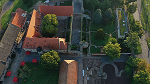 Kloster Memleben. In der rechten Bildhälfte der Klostergarten, unter dessen Einfassung sich das Vorgängergebäude der Monumentalkirche fortsetzt. Foto: Thomas Jäger, Landesamt für Denkmalpflege und Archäologie Sachsen-Anhalt