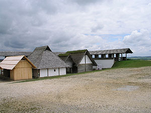 Höhensiedlung Heuneburg - Stadt Pyrene: Handwerkerviertel und rekonstruierte Mauer. Foto: kulturer.be