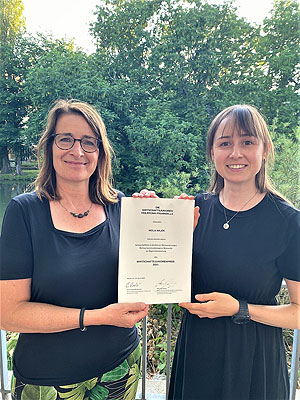 Professorin Martina Shakya und die Absolventin Viola Hajek. Foto: HHN