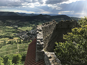 Blick vom Hohenneuffen in die umgebende Landshaft mit Weinbergen. Foto: Petra Schaffrod/ SSG