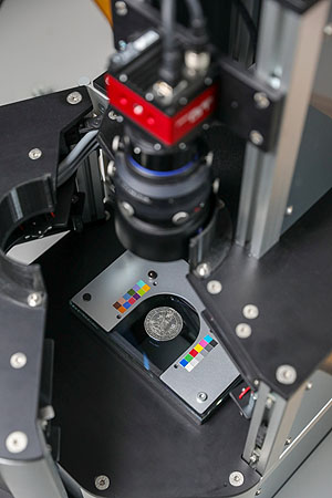 ›O.S.C.A.R‹. in Aktion: Eine Münze wird digitalisiert. Foto: Viktoria Kühne, Fraunhofer IFF