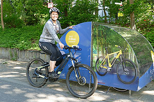 Etabliert hat sich eine E-Bike-Verleih-Station am Kurpark. Buchen, schlüssellos aufsteigen, losfahren, zurückgeben, an das Ladekabel anschließen, bezahlen – alle Prozesse werden über diese App durchgeführt. Foto unten: Kurverwaltung Bad Mergentheim