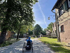 Mit dem Handbike unterwegs. Oben: Bei Kelheim, unten: in Franken. Fotos: Viei Riffer.