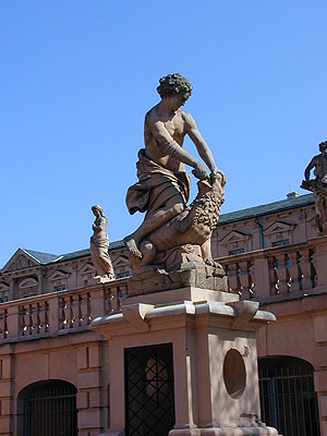 Herkules im Kampf mit demn Nemeischen Löwen. Balustradenfigur im Schlosshof Rastatt. Foto: kulturer.be