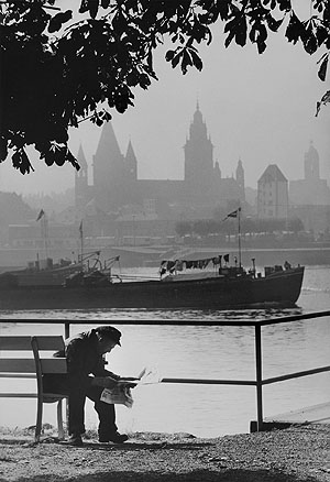 Zeitungslektüre © Robert Häusser – Robert-Häusser-Archiv/Curt-Engelhorn-Stiftung, Mannheim
