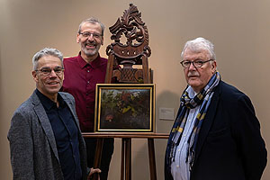 Heißen das Gemälde in Mannheim willkommen: Sammlungsleiter Andreas Krock, rem-Direktor Dr. Christoph Lind und Dr. Hans-Jürgen Buderer, Vorstandsvorsitzender des rem-Förderkreises © rem, Foto: Rebecca Kind 