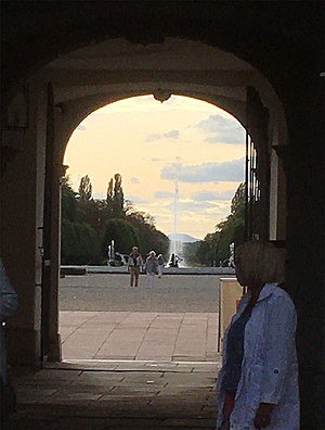 Schwetzingen, Blick duch dieToreinfahrt zum Arionbrunnenund zumr Kalmit bi Neudtast an der Weinstraße. Foto: kulturer.be