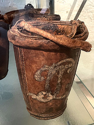 Schloss Schwetzingen: Löscheimer mit dem Monogramm des Kurfürsten Carl Theodor (Handwerkermuseum), 1770er Jahre. Foto: kulturer.be