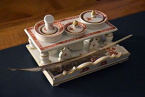 Schreibgarnitur. Porzellan. Foto: Ralf Wagner/ssg