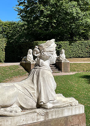 Nicht auf Löwe oder nicht Löwe festgelegt: Sphinx vom Freilichttheater als Mischwesen aus ägypticher und griechischer Sphinx: Frau mit Löwenkörper.