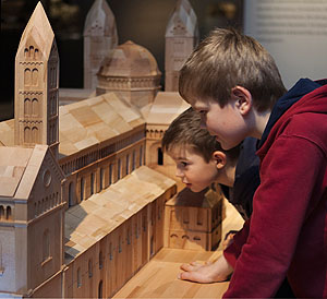 Im aktiven Zusammensetzen des Dommodells lernen die Museumsgäste die Symbolik kennen, die hinter den einzelnen Architekturelementen steht. Bild: Historisches Museum der Pfalz Speyer/Peter Haag-Kirchner