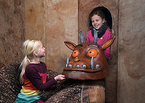 In der Ausstellung war Anfassen und Mitmachen erwünscht! An zahlreichen Stationen tauchten die Kinder spielerisch in die Welt des Grüffelo ein und lernten dabei den heimischen Wald und seine Bewohner kennen. Bild: Historisches Museum der Pfalz/Klaus Landry