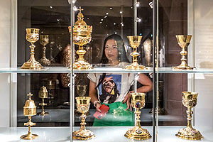 Eine Museumsbesucherin in den neukonzipierten Ausstellungsräumen. Bild: Historisches Museum der Pfalz Speyer/Julia Paul