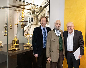 Alexander Schubert, Joachim Burmeister und Werner Schineller (v.l.n.r.) vor der Vitrine mit Objekten aus der Schenkung im Historischen Museum der Pfalz. Foto: Historisches Museum der Pfalz/Julia Paul