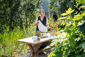 Astrid Fiebich leitet den Workshop zu Heilpflanzen und Wildkräutern im Spätjahr, Foto: Schwarzwälder Freilichtmuseum Vogtsbauernhof, Hans-Jörg Haas