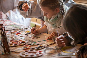 Hinterglasmalerei: Beim Herbstferienprogramm im Freilichtmuseum Vogtsbauernhof können sich die jungen Museumsgäste unter anderem an der Hinterglasmalerei versuchen. Foto: Schwarzwälder Freilichtmuseum Vogtsbauernhof, Hans-Jörg Haas