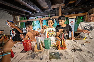 Kerzenziehen oder Kerzengießen am letzten Tag der Saison. Foto: Schwarzwälder Freilichtmuseum Vogtsbauernhof, Hans-Jörg Haas 