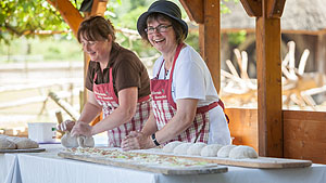 Die Landfrauen des Landfrauenvereins Wolfach-Oberwolfach servieren am Sonntag, den 9.Juli, im Freilichtmuseum Vogtsbauernhof neben Köstlichkeiten rund um die Heidelbeere auch Datschkuchen und Brot aus dem Holzofen. Foto: Schwarzwälder Freilichtmuseum Vogtsbauernhof, Hans-Jörg Haas
