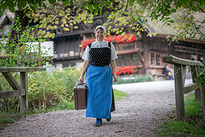 In lebendigen Sonderführungen lernen die Besucher des Freilichtmuseums am 3. Oktober neben Wilhelm Hasemann und Marie-Luise Feger auch eine der letzten Bewohnerinnen des Vogtsbauernhofs, die Schondelmaier-Christie, näher kennen. Foto: Schwarzwälder Freilichtmuseums Vogtsbauernhof, Hans-Jörg Haas