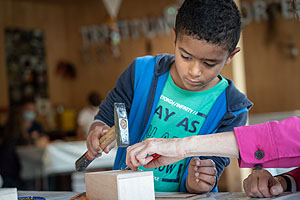 Pfingstferienprogramm: Beim Pfingstferienprogramm im Vogtsbauernhof erwartet die Kinder vom 28. Mai bis 11. Juni täglich von 11 bis 16 Uhr verschiedene Mitmachaktionen, bei denen sie ihr handwerkliches Geschick unter Beweis stellen können. Foto: Schwarzwälder Freilichtmuseum Vogtsbauernhof, Hans-Jörg Haas. 
