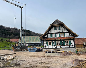 Sonderführung „Was geht?!“: Der Technische Leiter des Freilichtmuseums berichtet in seiner Sonderführung unter anderem über den aktuellen Stand der Baustelle des „Ortenauhauses“. Foto: Schwarzwälder Freilichtmuseum Vogtsbauernhof, Tamara Schwenk