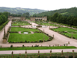 Schlossgarten Weikersheim, Blick vom Schloss auf Garten und Orangerie (oben). Foto: kulturer.be