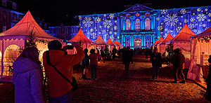 Beleuchtete Buden, illuminisrte Fassade: Adventsstimmung am Bruchsaler Schloss. Fotos: Martin Heintzen, ssg