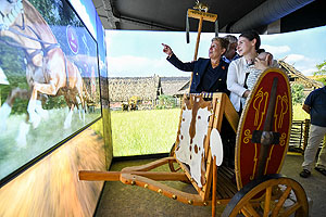 Ministerin Nicole Razavi MdL im neuen Heidengrabenzentrum in Erkenbrechtsweiler. Foto: © LAD – Uli Regenscheit 