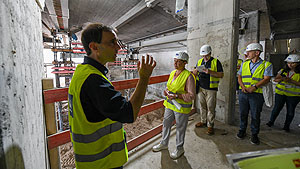 Die Ministerin im Mannheimer Nationaltheater im Gespräch mit den Verantwortlichen der Bauarbeiten. © LAD – Uli Regenscheit