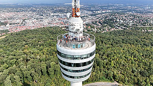 Der Stuttgarter Fernsehturm aus der Luft mit der Besuchergruppe um die Ministerin. © SWR Media Services GmbH / Patrick Schnauffer