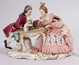 Ausstellungsstück: Paar beim Brettspiel. Foto: Erkenbert-Museum