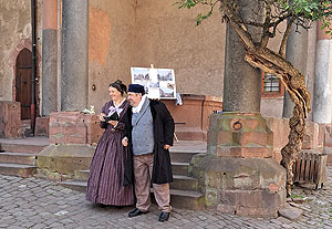 Schloss Heidelberg, Living History: Charles de Graimberg und Helmina de Chézy vor der Brunnenhalle im Schlosshof. Foto: ssg