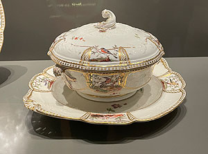 Porzellanmanufaktur Frankenthal: Butterschale und Flaschenkühler aus dem Mannheimer Hofservice. Schloss Mannheim, Schlossmuseum. Fotos: kulturer.be